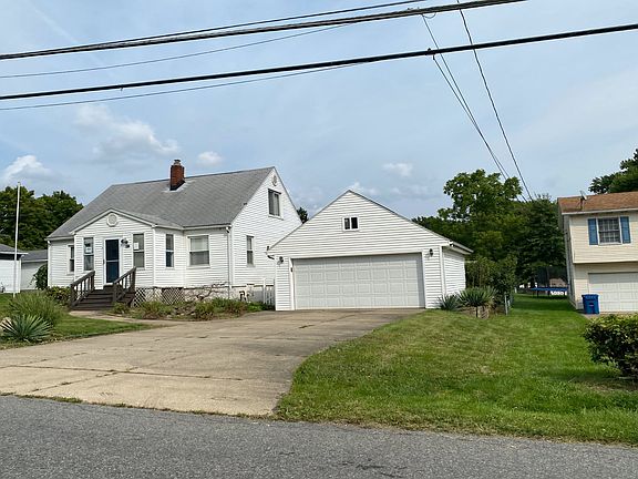 2nd image of 301 Columbine Ave