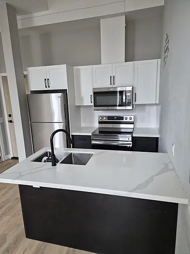51 King St W #202 Photo 1