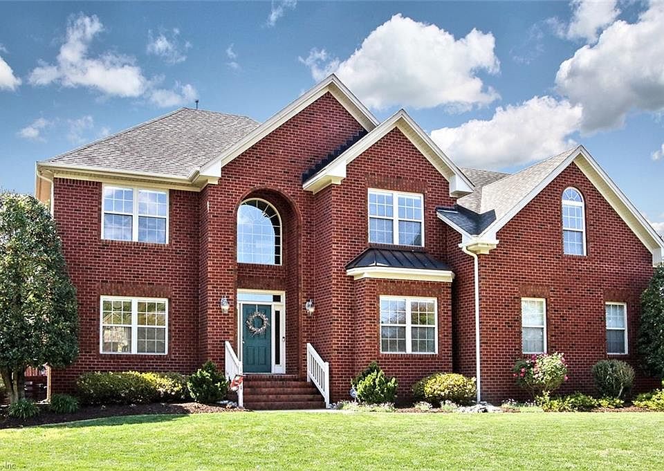 Welcome to 1214 Chateau Circle! Located in a small neighborhood in the Great Bridge section of southern Chesapeake. Attends all Great Bridge Schools and is convenient to interstate access, shopping, and dining.