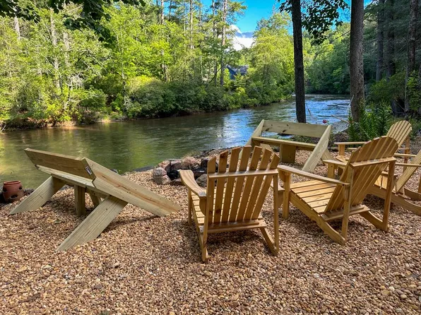 916 Riverside Ln, Blue Ridge, GA 30513