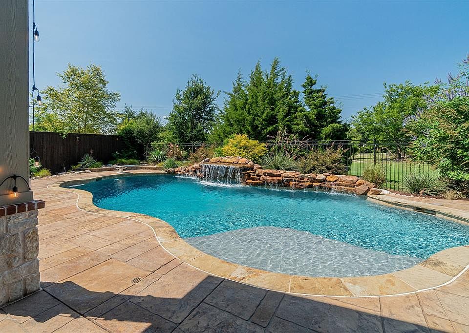 1st image of 626 Forest Hill Dr