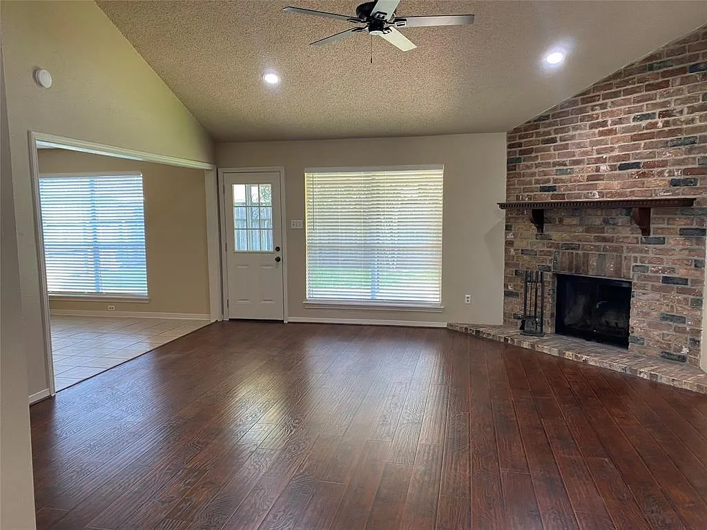 3 bed, 2.0 bath, 1768 sqft, $2,000 — Photo 2