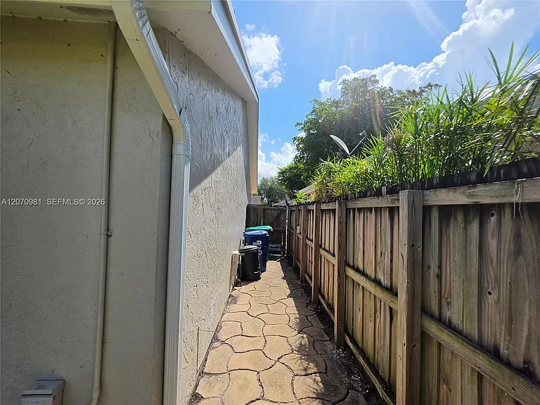 10076 NW 51st Ter — Photo 28