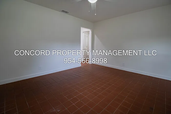 400 SW 8th Ave #8 — Photo 2