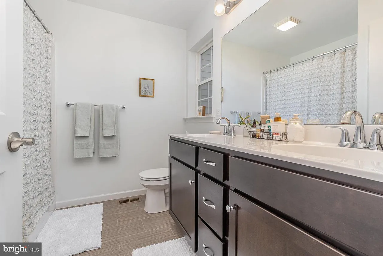 3 bed, 2.5 bath, 2296 sqft, $2,400 — Photo 2