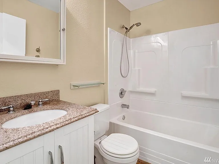 4425 Greenwood Ave N #105 — Photo 11