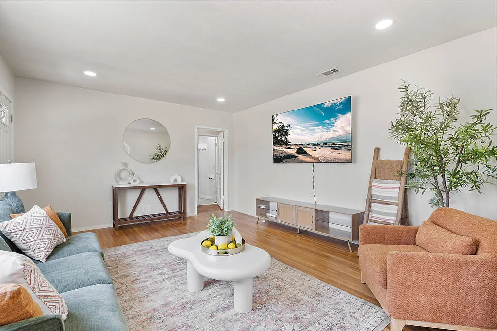 3 bed, 1.5 bath, 1496 sqft, $7,500 — Photo 1