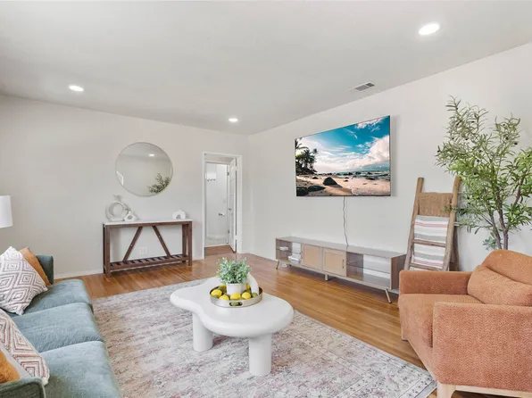 2066 Baltic Ave, Long Beach, CA 90810