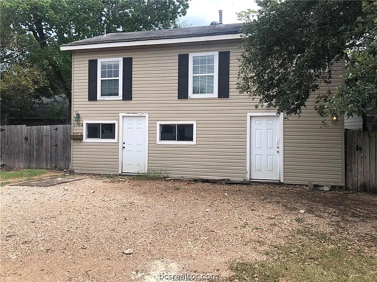 1704 N Baker St — Photo 1