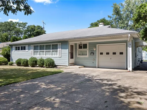 9298 Newkirk Dr, Parma Heights, OH 44130
