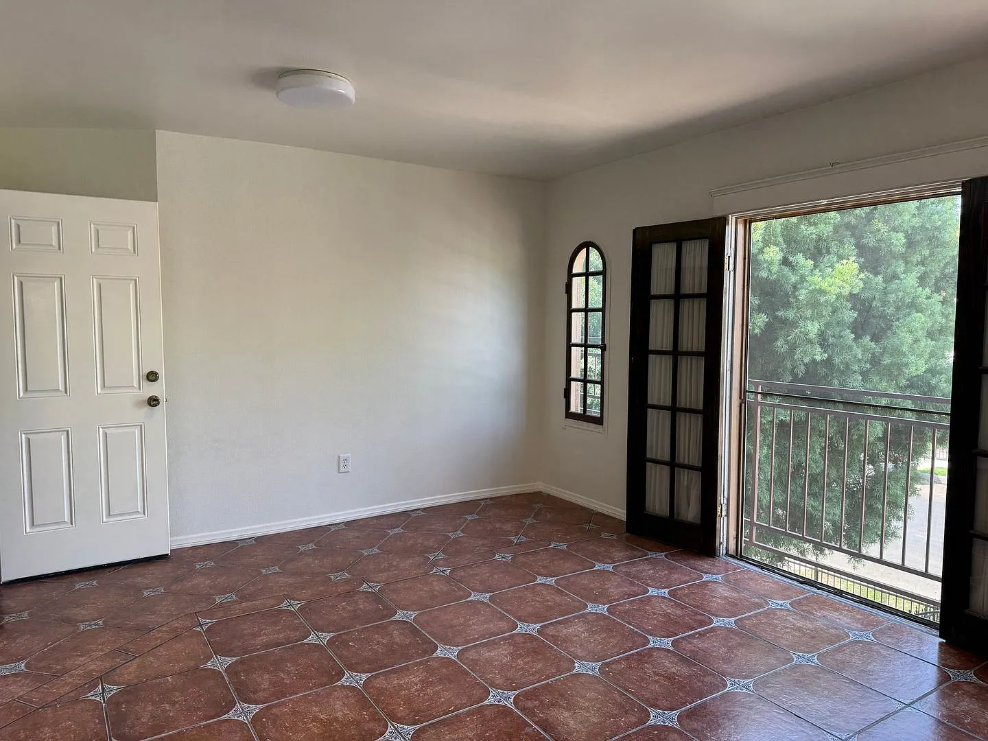 2646 Kenwood Ave — Photo 3