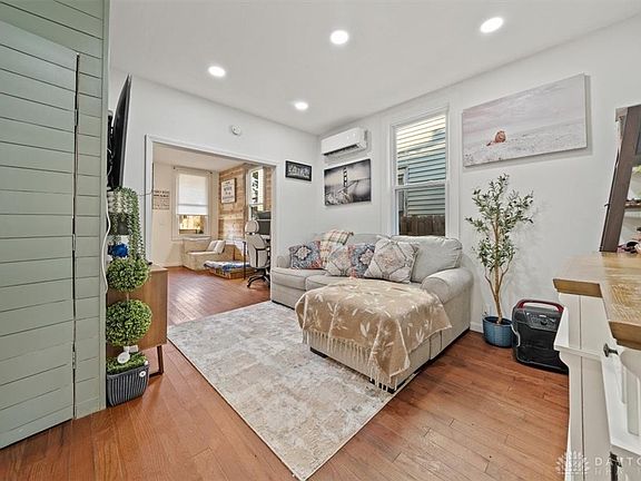 3rd image of 319 Moore St