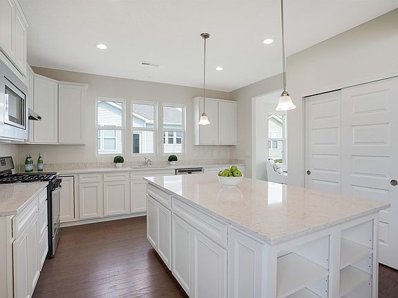 3rd image of 6052 Lawthorn Dr