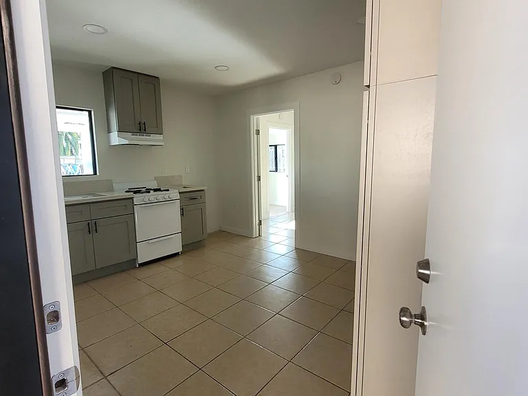 436 E 92nd St #B — Photo 3