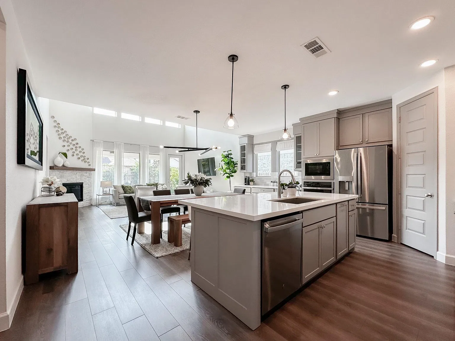 4 bed, 3.0 bath, 3241 sqft, $4,000 — Photo 4