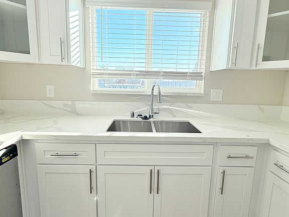 5th image of 1367 Harris Ave #2