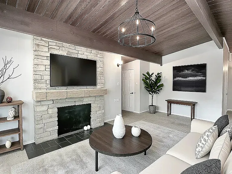 15043 Meadow Ln — Photo 1