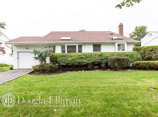 17 Shelter Hill Rd, Plainview, NY 11803