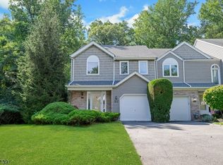 92 Edgefield Dr, Morris Plains, NJ 07950
