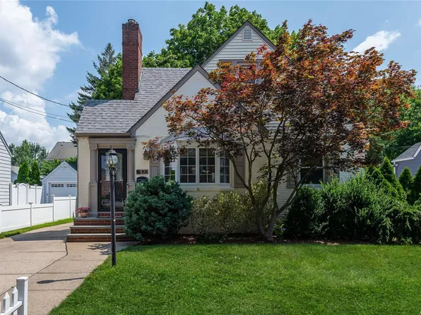 100 Bradley Place, Mineola, NY 11501