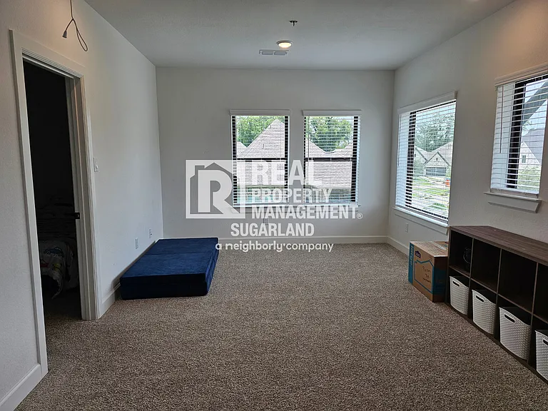 1414 Emma Lake Dr — Photo 15