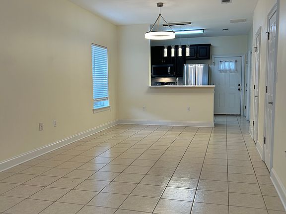 3rd image of 712 Brockenbraugh Ct