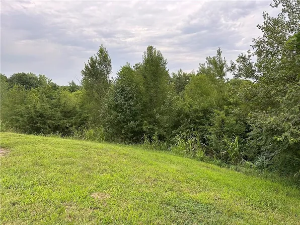 Hithergreen Dr, Lansing, KS 66043