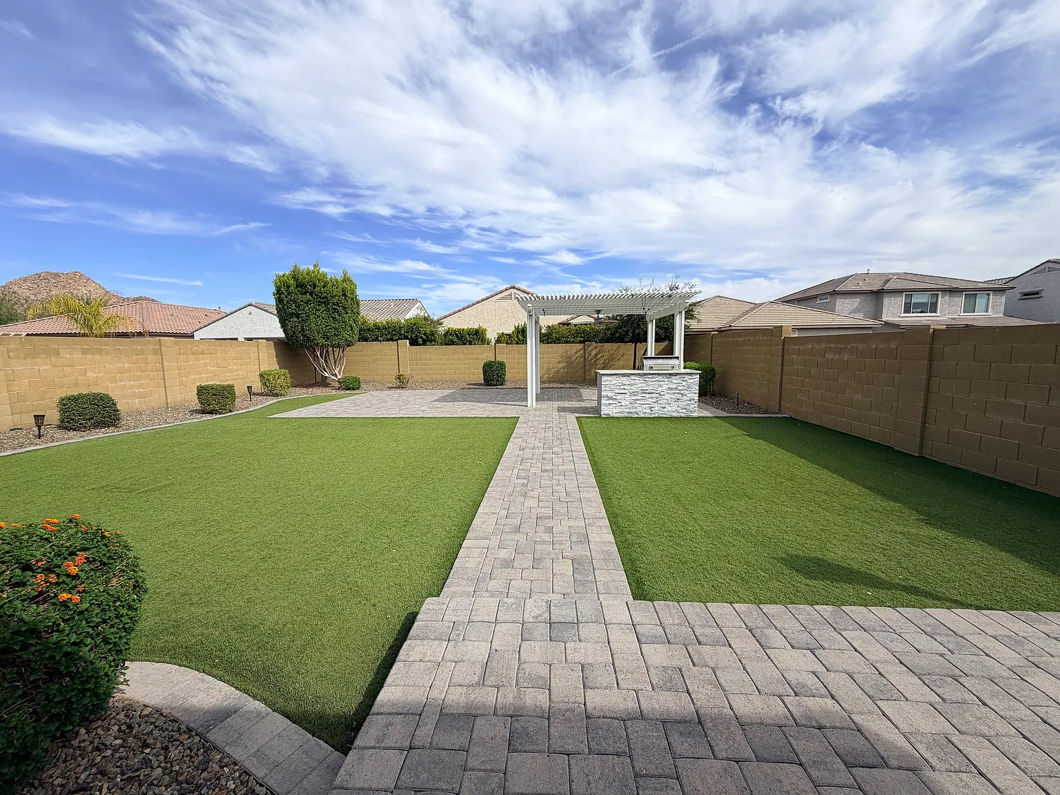 3 bed, 2033 sqft, $2,600 — Photo 2