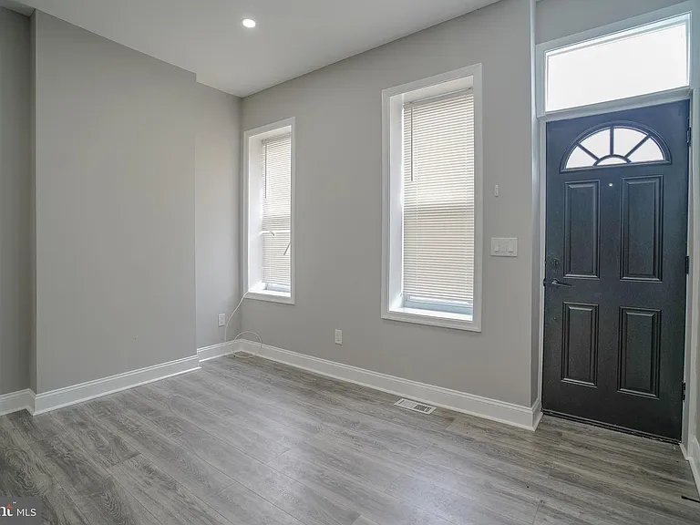 1535 W Seltzer St — Photo 7