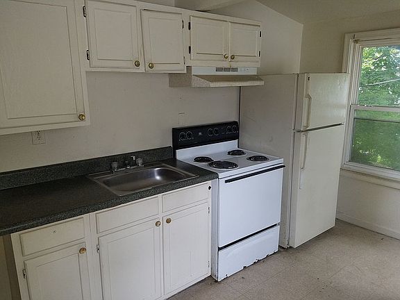3rd image of 1136 Victory Blvd