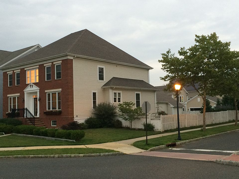 2nd image of 32 Newtown Blvd