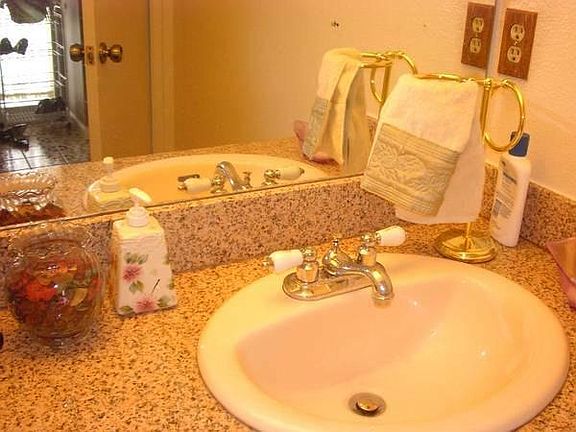 3rd image of 823 Monty Cir