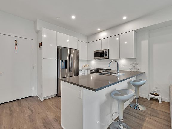 5th image of 2649 James St #302