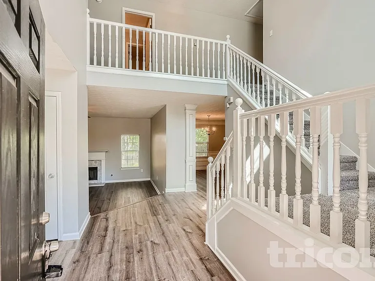 552 Howell Dr — Photo 3