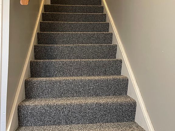 Entry to 2nd floor, new carpet