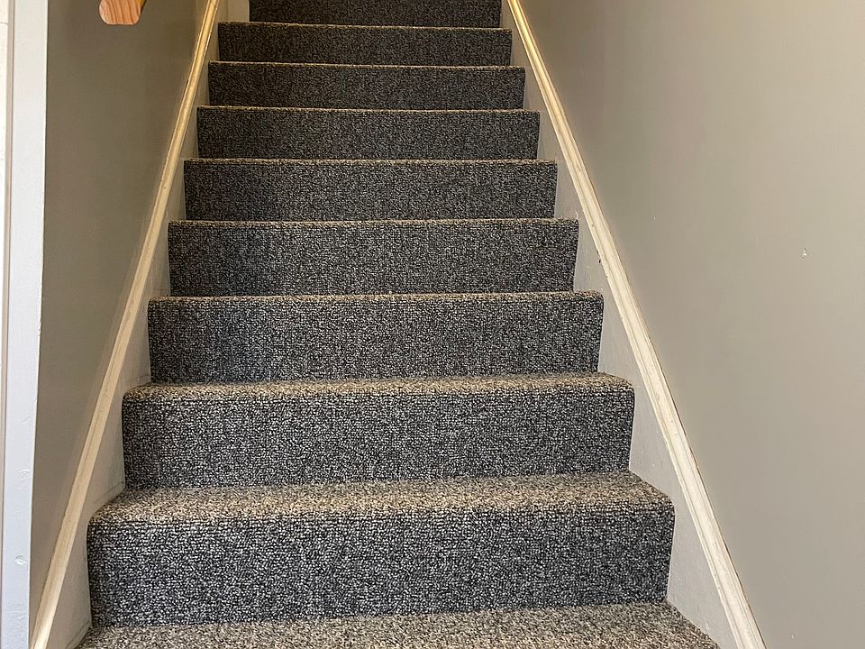 Entry to 2nd floor, new carpet