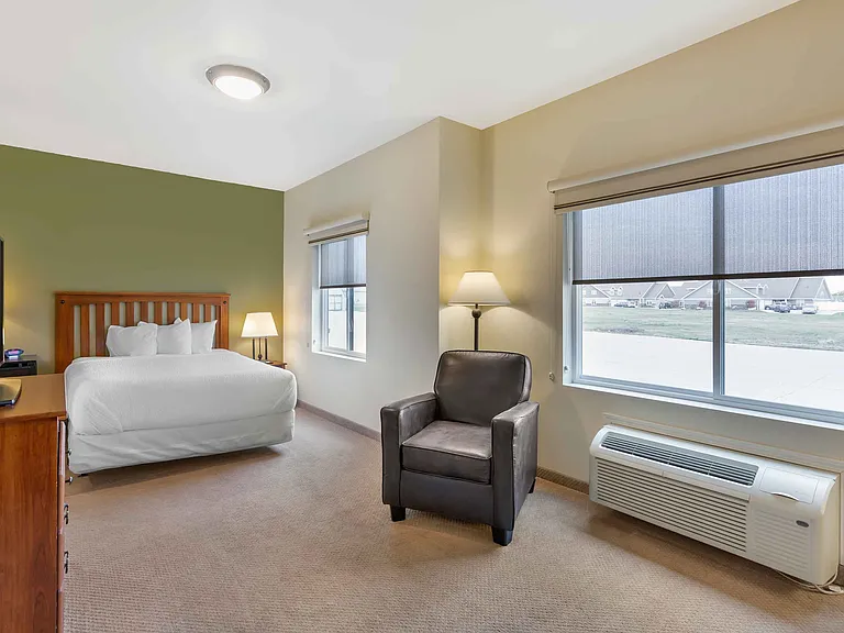 Deluxe Studio - 1 Queen Bed