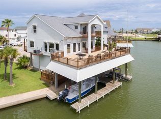 323 Commander Dr, Tiki Island, TX 77554