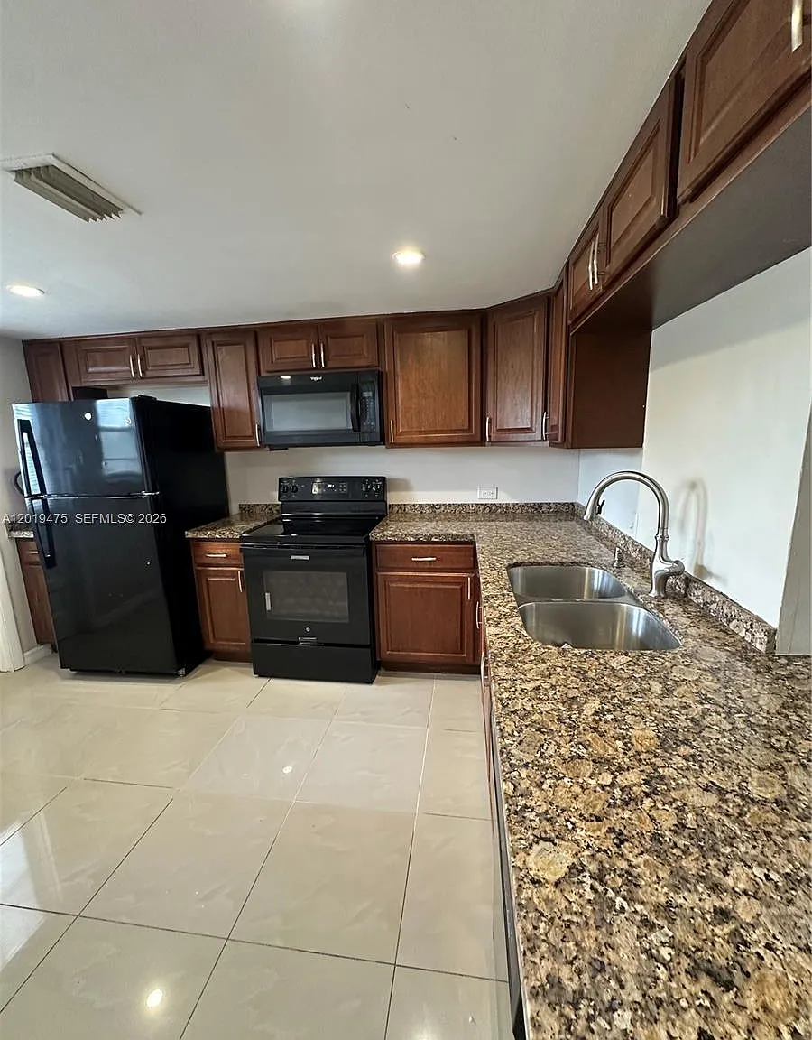 Royal Oaks Condo — Photo 2