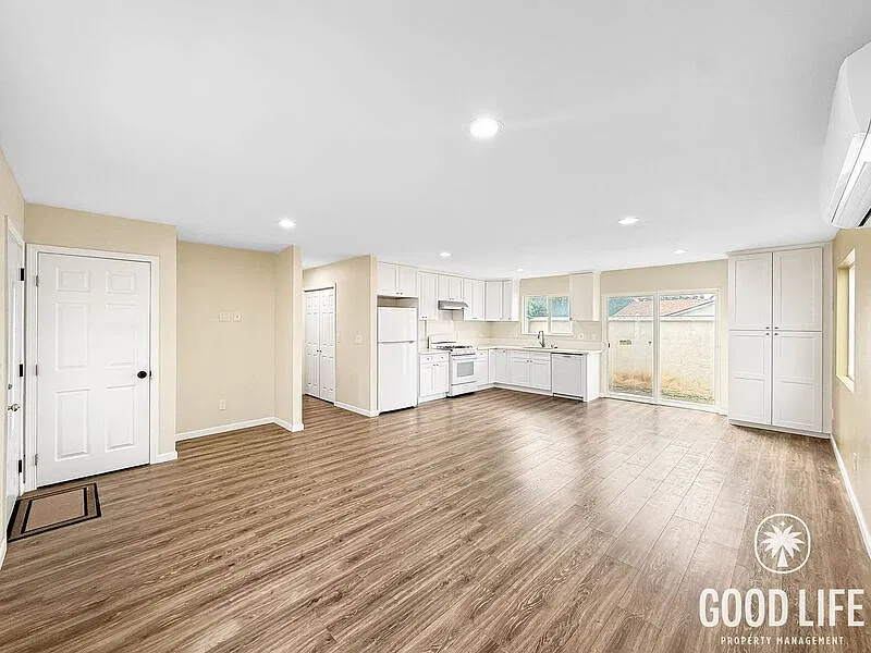 3 bed, 2.0 bath, 1000 sqft, $3,300 — Photo 4