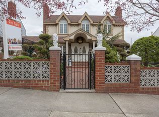 16817 Cryders Ln, Whitestone, NY 11357