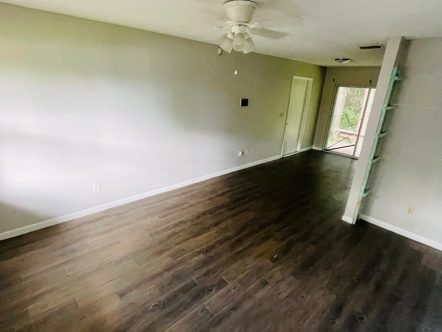 3 bed, 936 sqft, $2,050 — Photo 3