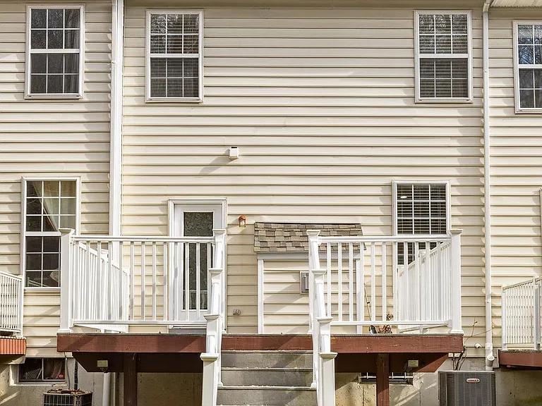 271 Yorktown Ct — Photo 35