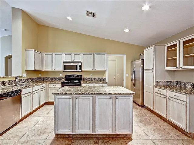 15866 W Tara Ln — Photo 2
