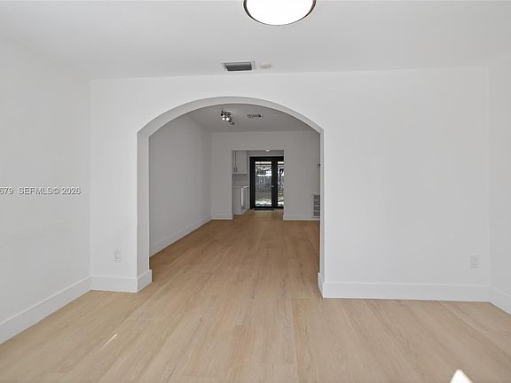 2nd image of 1113 N Victoria Park Rd