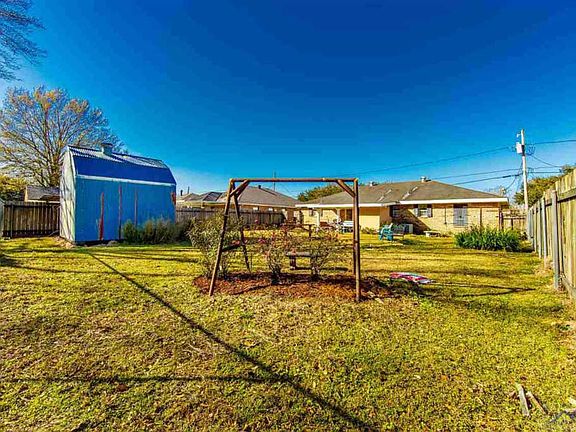 2nd image of 206 Honeysuckle Dr