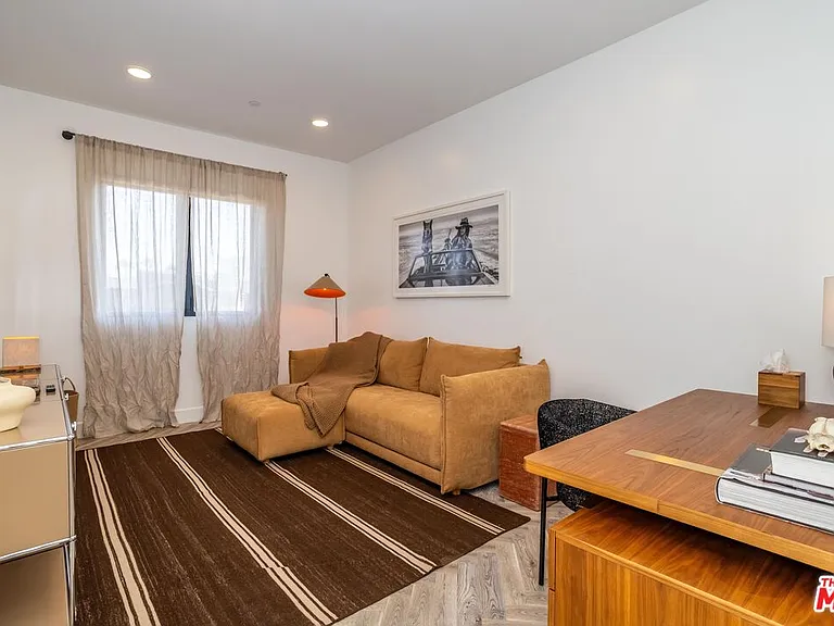 137 N Doheny Dr #4 — Photo 35