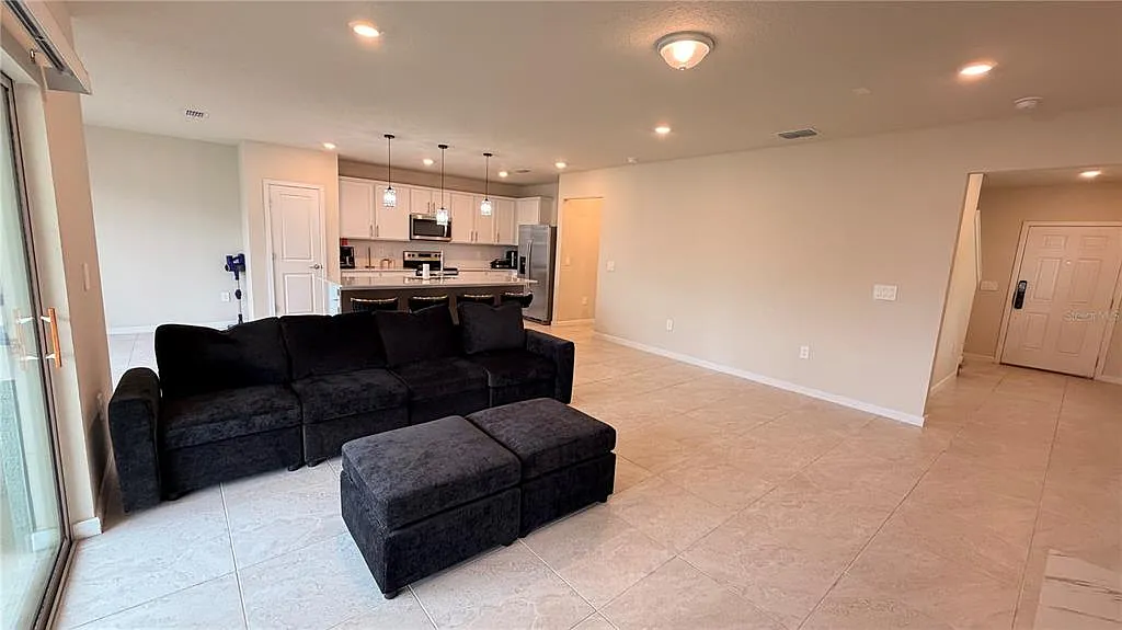 5 bed, 3.0 bath, 2660 sqft, $3,600 — Photo 2