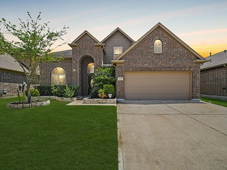 19119 Arcadia Cove Ct — Photo 1