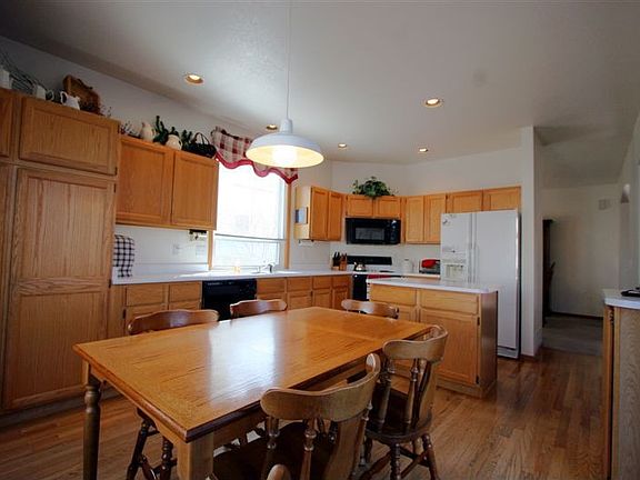 Large kitchen - great for those family dinners!